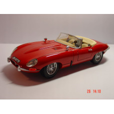 Bburago BBU 1:24 Jaguar XKR-S white 21063W 02696